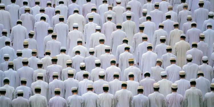 Üç və daha çox şəxsin camaat namazında duruşu
