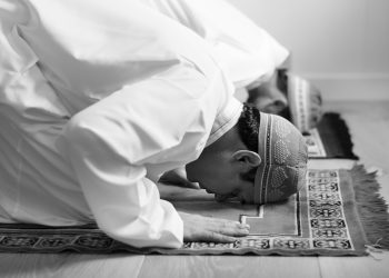 İki nəfərin camaat namazında duruşu